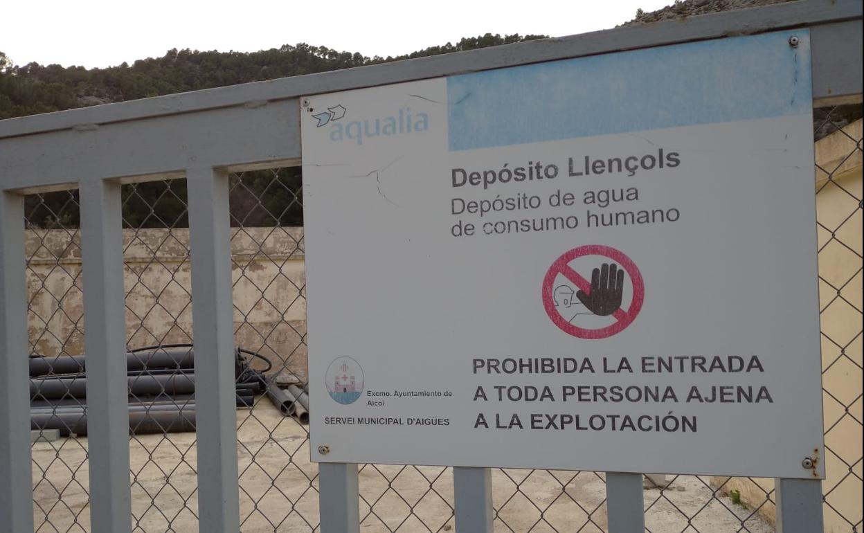 Acceso a uno de los depósitos de agua de Alcoi. 