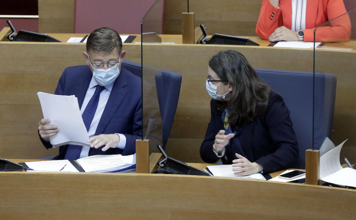 Ximo Puig y Mónica Oltra, en Les Corts. 