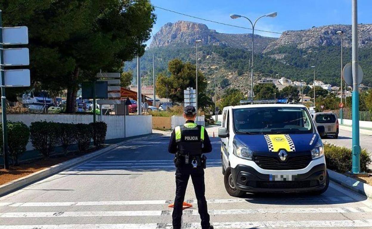 Un policía local de Calp durante un control. 