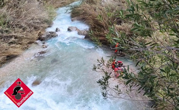 Imagen principal - Bolulla: Dos excursionistas mueren en el Estret de les Penyes | Mueren dos personas tras caer y ser arrastrados por el agua en el Estret de les Penyes