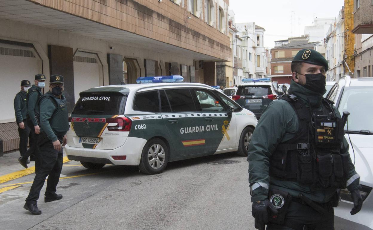 Guardias civiles ante los juzgados de Sueca. 