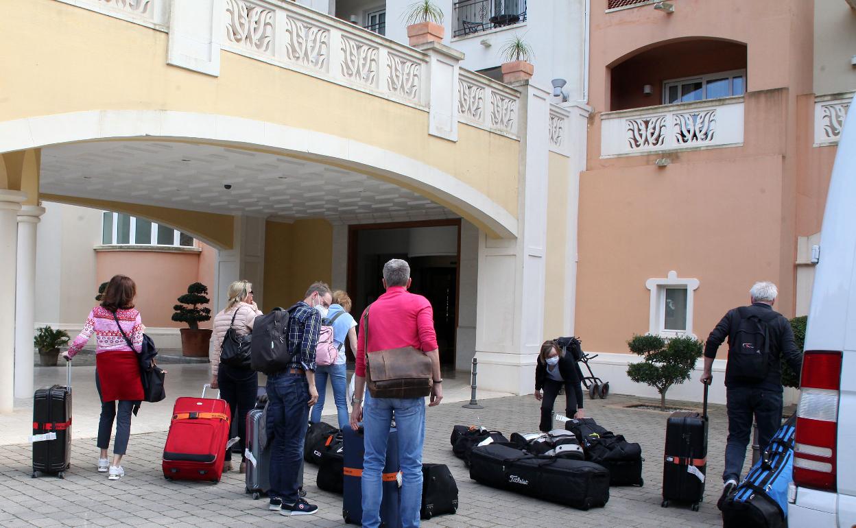 Un grupo de turistas llega al hotel Dénia Marriott  La Sella durante el viernes. 