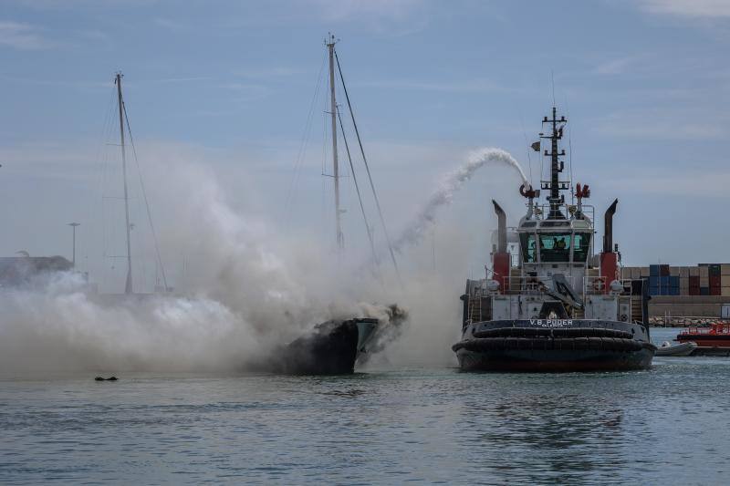 Fotos: Incendio de un barco en el Puerto de Valencia