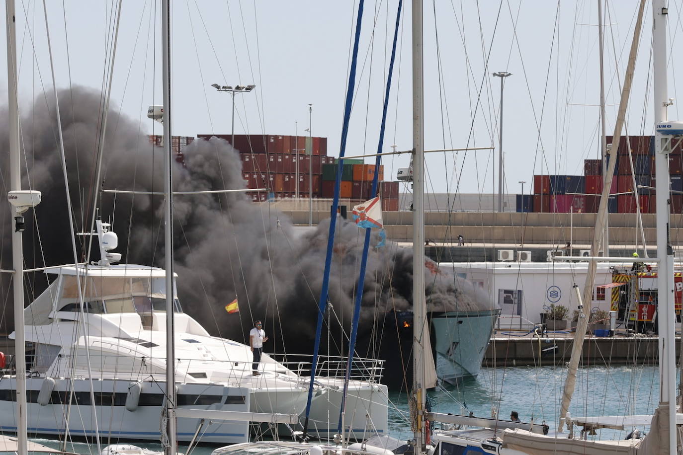 Fotos: Incendio de un barco en el Puerto de Valencia