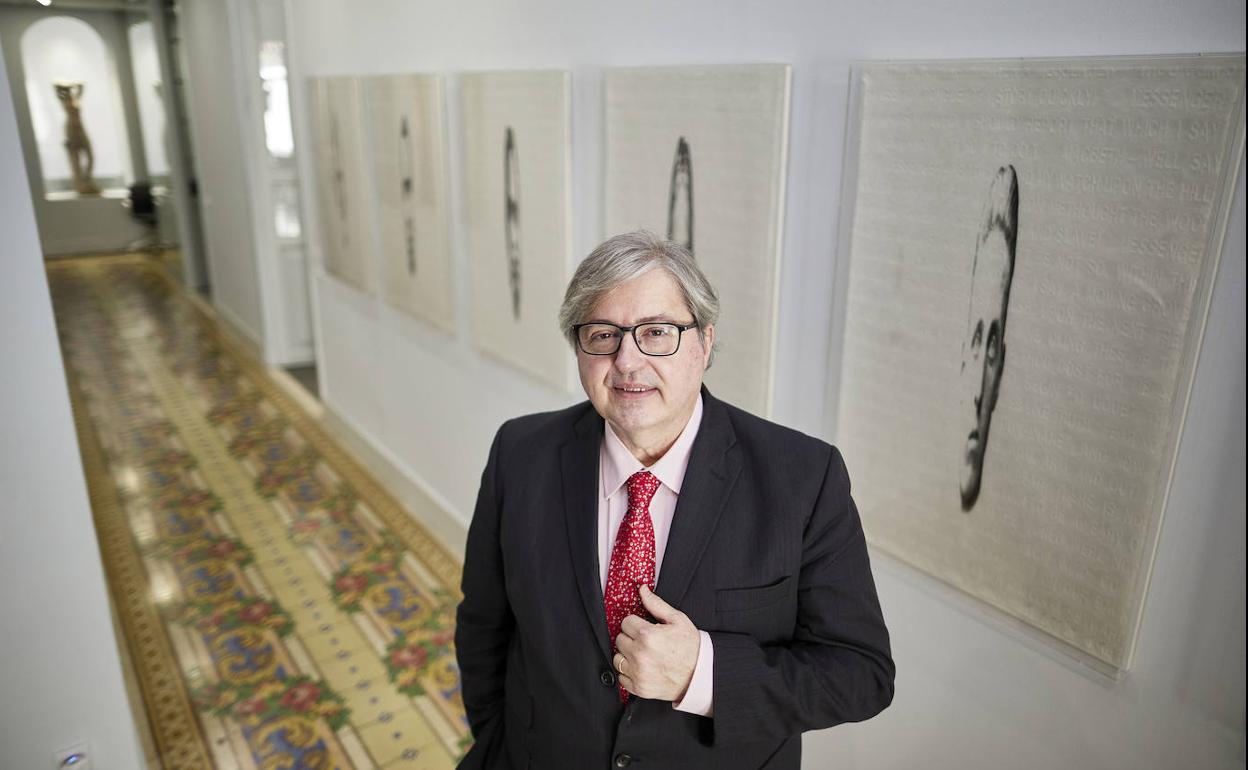 El abogado Luis Trigo, junto a obras de Jaume Plensa en la sede de El Secreto de la Filantropía, en la Gran Vía Marqués del Turia.