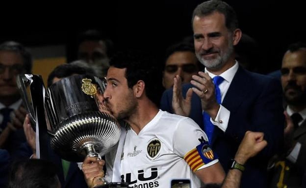 Dani Parejo, tras recibir el trofeo de las manos de Felipe VI. 