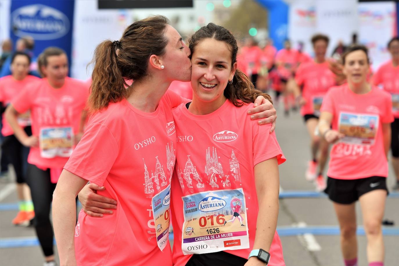 Miles de mujeres de todas las edades participan en la prueba popular de este domingo por la capital del Turia