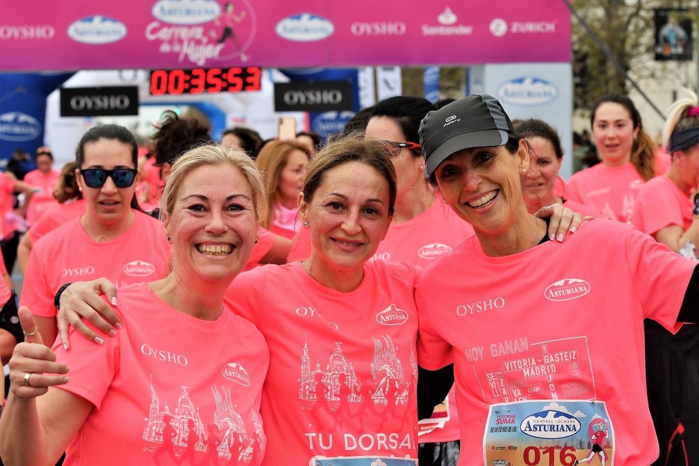 Miles de mujeres de todas las edades participan en la prueba popular de este domingo por la capital del Turia
