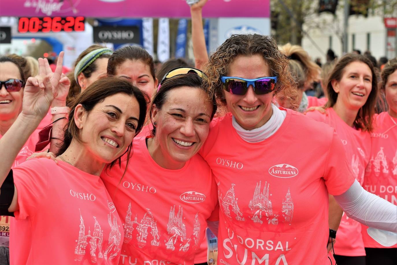Miles de mujeres de todas las edades participan en la prueba popular de este domingo por la capital del Turia