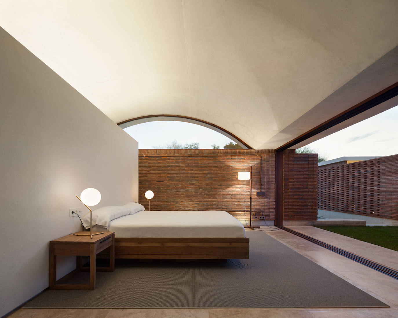 Dormitorio de invitados, donde la luz es el elemento protagonista.