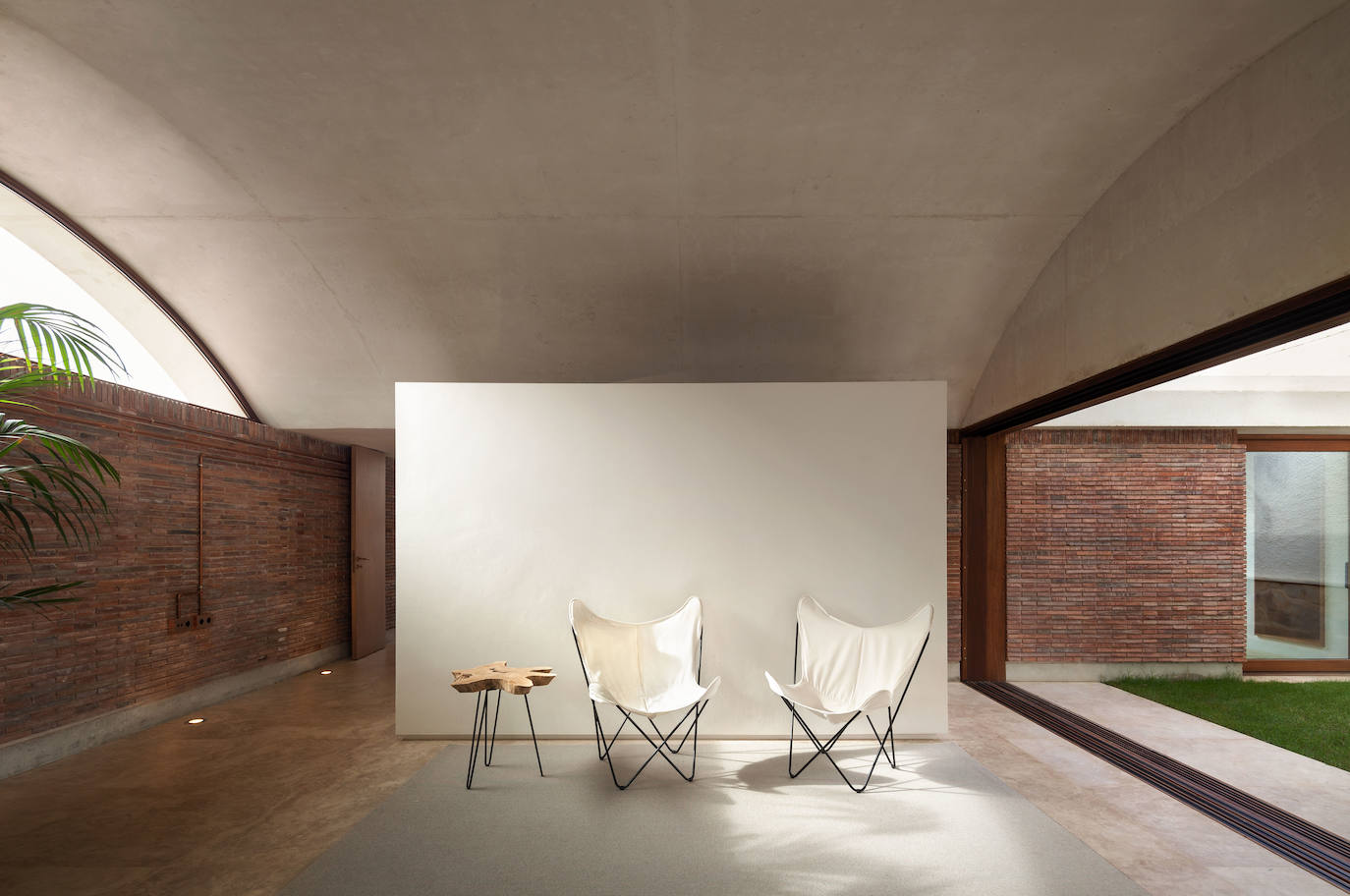 El anexo a la vivienda también contempla una sala de estar.