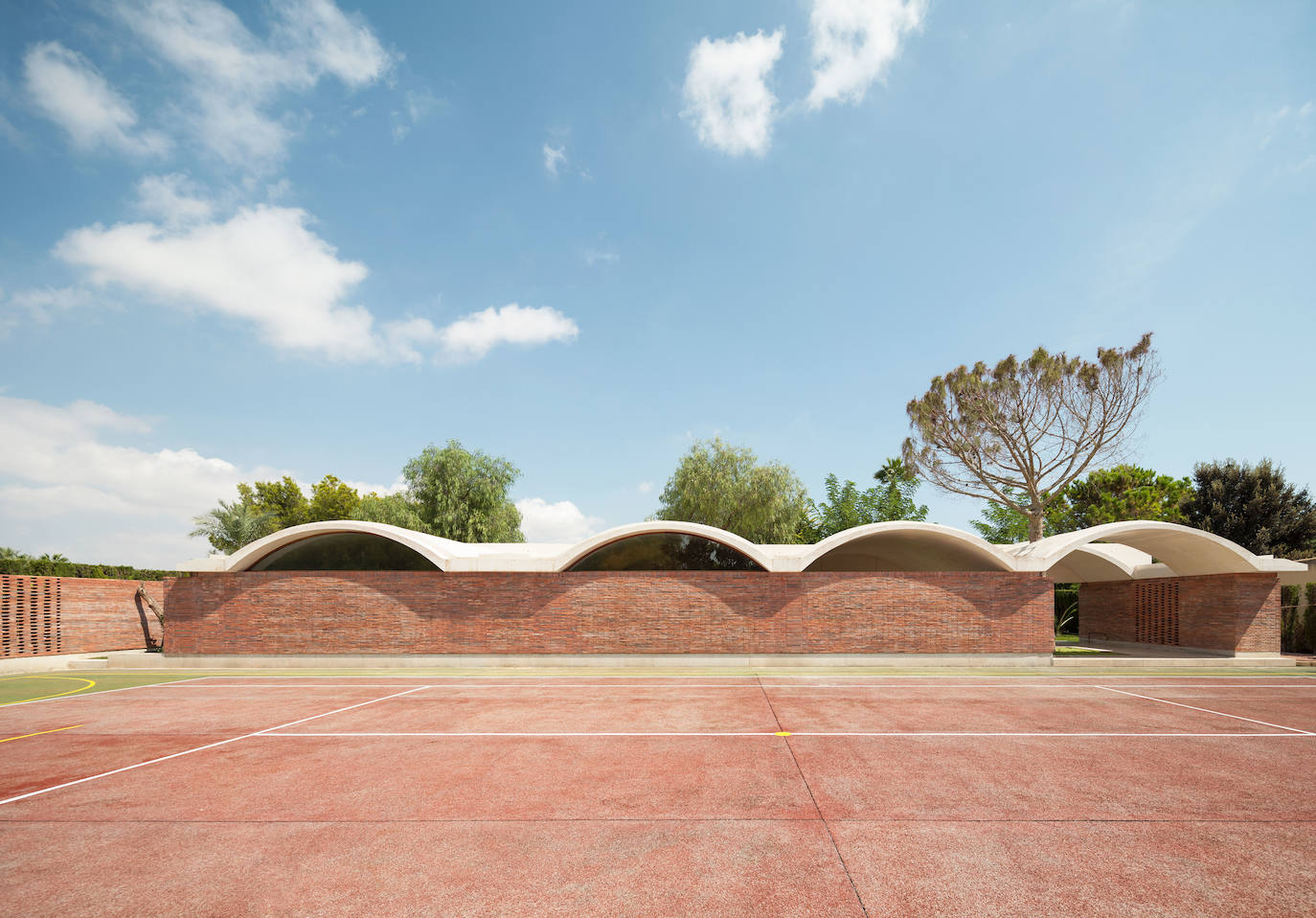 PIsta de tenis donde se recrea el patio del centro de rehabilitación en el videoclip.