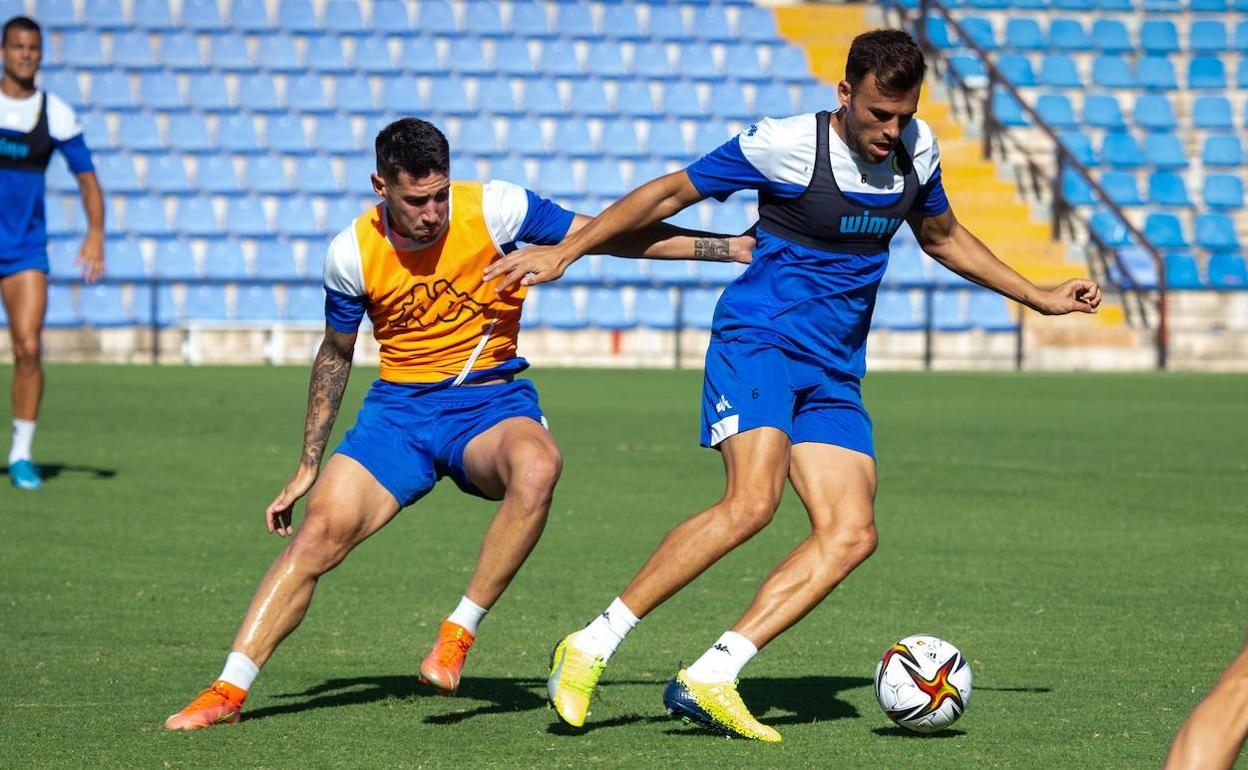 Raúl González y Carlos David disputan el balón en el último entrenamiento de la semana. 