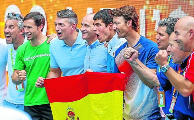 Imagen principal - Celebración tras ganar su primer Masters 1.000 en Miami. A su izquierda están su entrenador y mentor, Juan Carlos Ferrero, y su padre. Abajo, a la izquierda, con Nadal, y a la derecha, con su madre