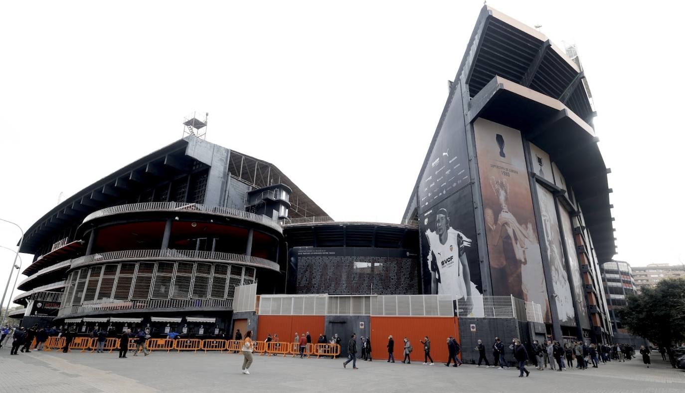 Fotos: Colas en Mestalla para recoger las entradas para la final de la Copa del Rey