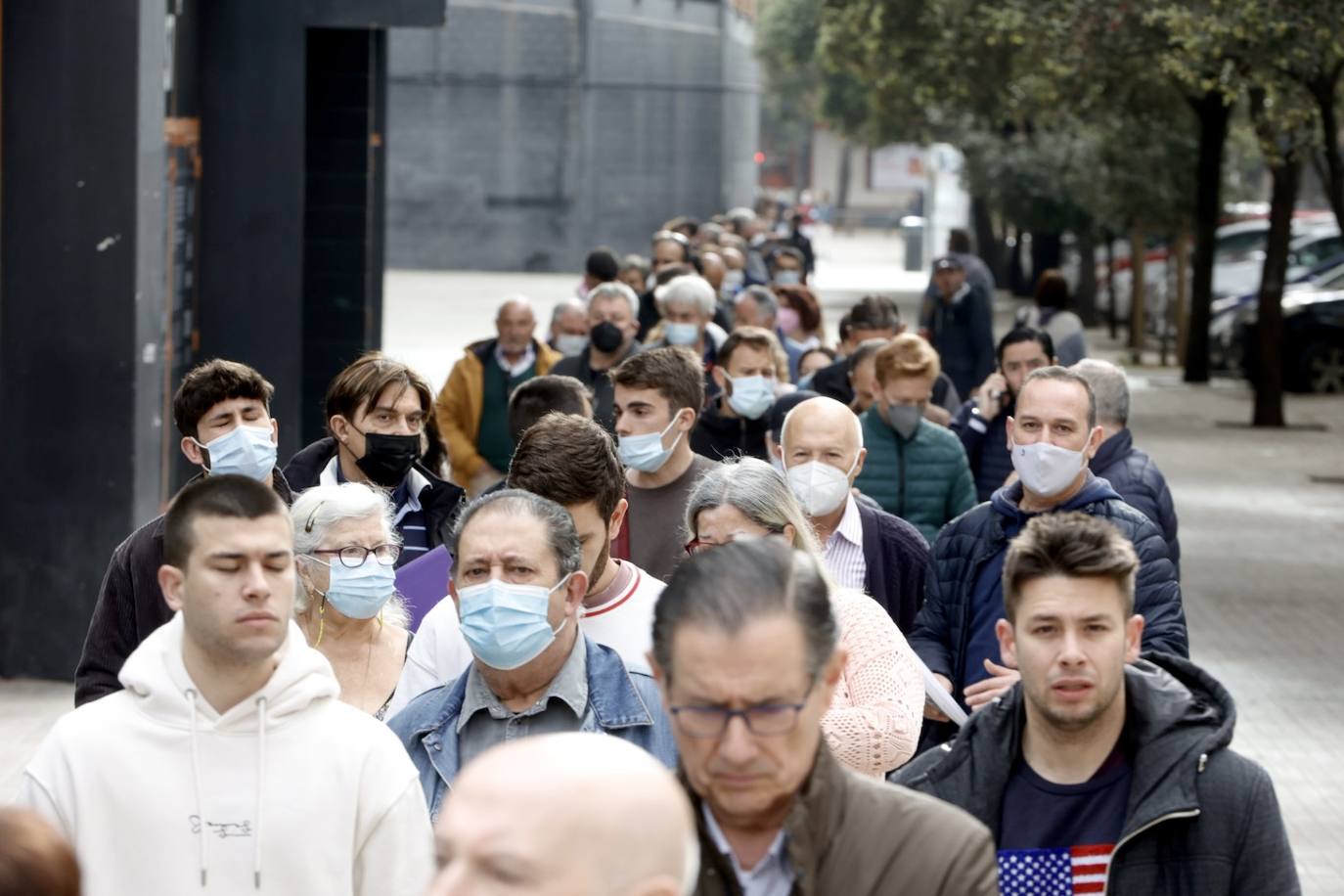 Fotos: Colas en Mestalla para recoger las entradas para la final de la Copa del Rey