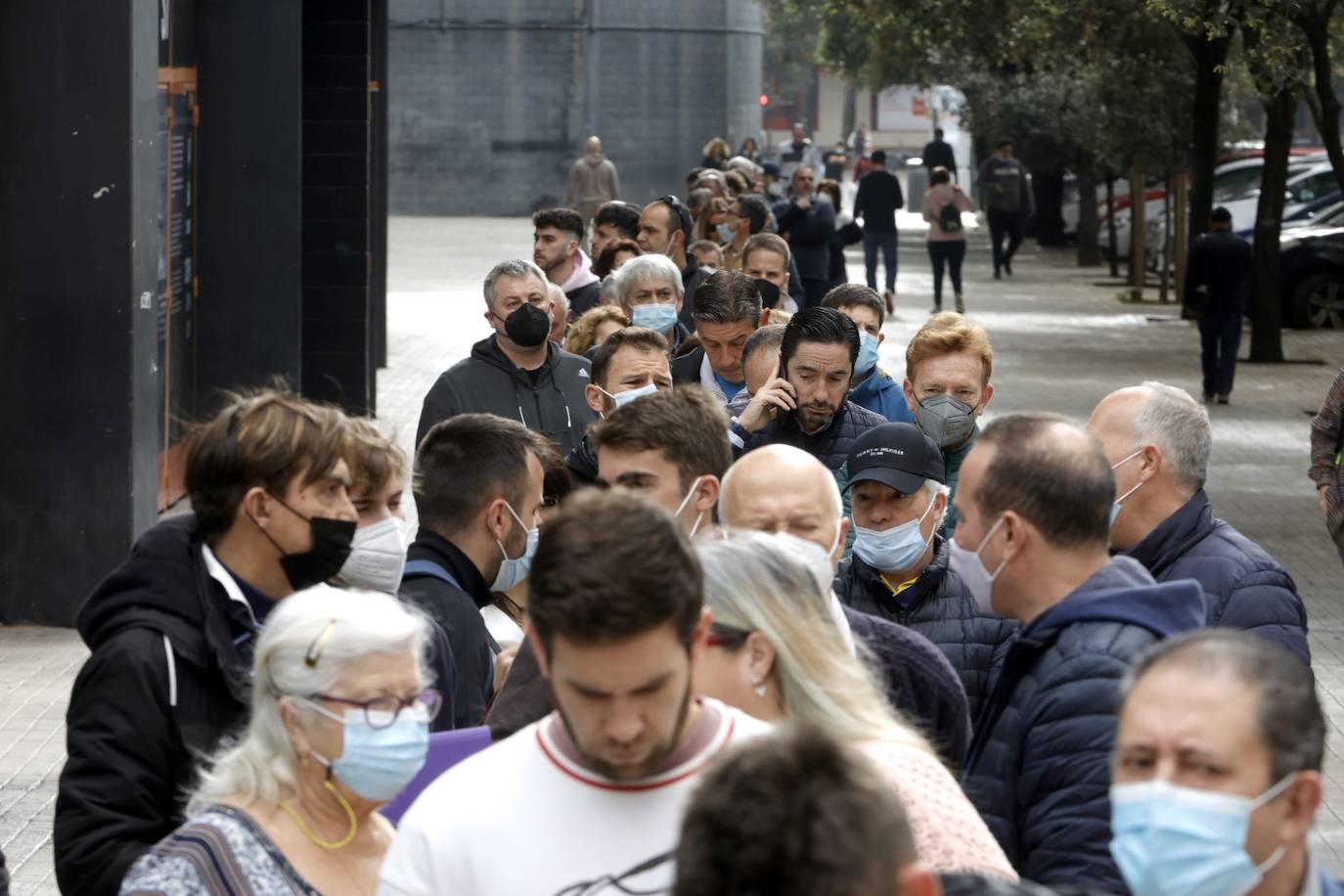 Fotos: Colas en Mestalla para recoger las entradas para la final de la Copa del Rey