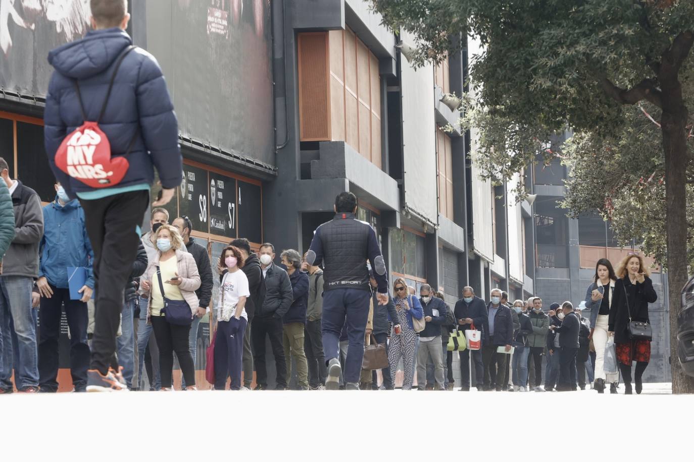 Fotos: Colas en Mestalla para recoger las entradas para la final de la Copa del Rey