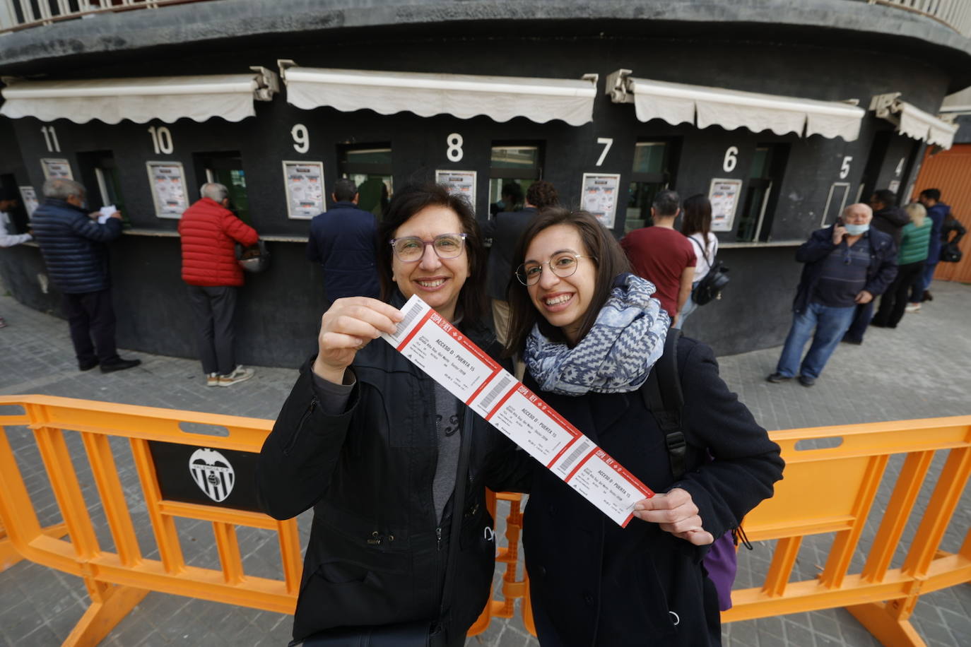 Fotos: Colas en Mestalla para recoger las entradas para la final de la Copa del Rey