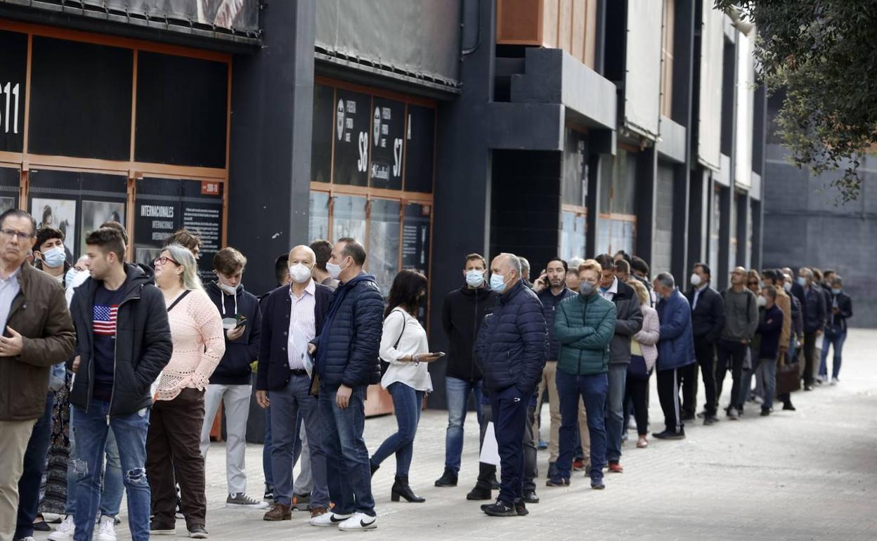 Los aficionados hacen cola para recoger sus entradas para la final en La Cartuja