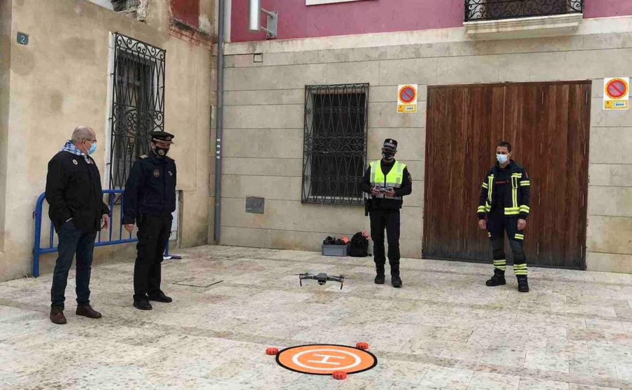 El concejal de Seguridad, José Ramón González, asiste a la demostración con uno de los drones. 