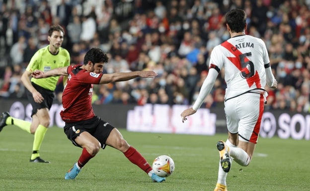 Gonçalo Guedes controla un balón ante la presión del Rayo. 