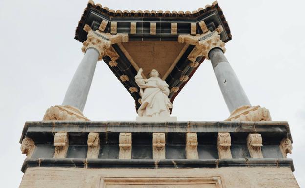 Imagen principal - Las estatuas del puente del Real, que representan a San Vicente Mártir y San Vicente Ferrer.