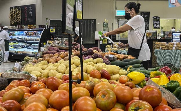 Frutas y verduras en un supermercado. 