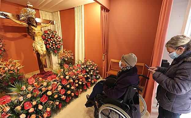 Son ya muchos los devotos que visitan las imágenes expuestas. 