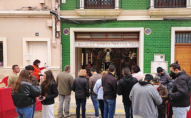 Primeros visitantes a la casa de la calle Nicolau de Monsoriu donde se puede ver a la Dolorosa. 