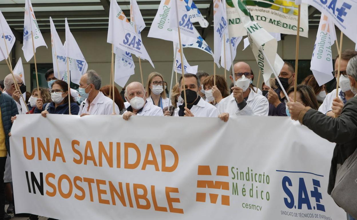 Decenas de profesionales sanitarios en la protesta a las puertas del hospital La Fe de Valencia, este lunes.