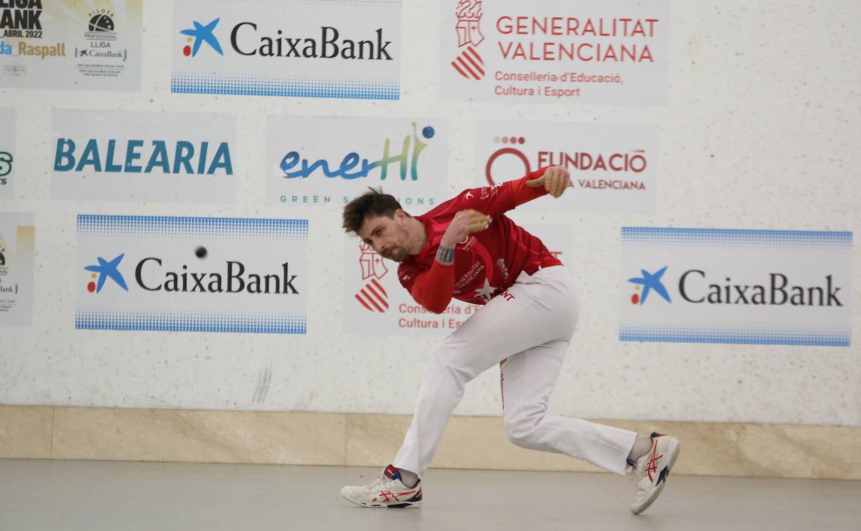 Puchol II, durante la partida en la que ganó su tercera lliga de escala i corda. 