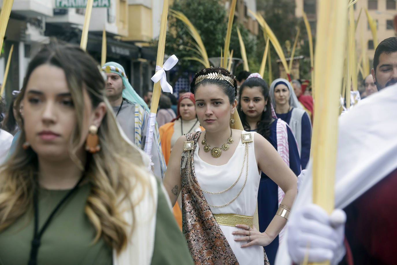 Las cofradías de la Semana Santa de los poblados marítimos de Valencia participan en las procesiones del Domingo de Ramos. 