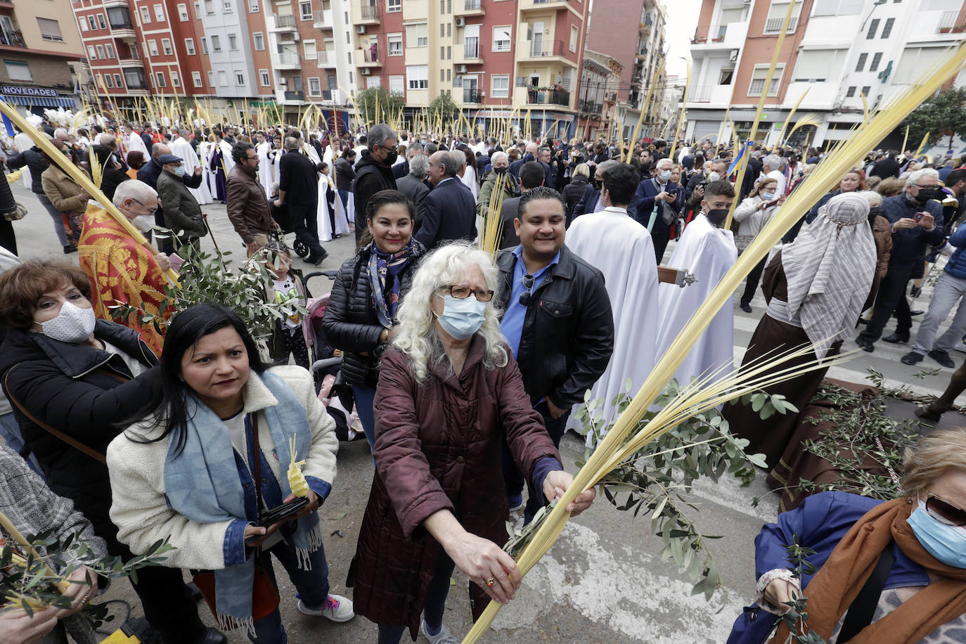 Las cofradías de la Semana Santa de los poblados marítimos de Valencia participan en las procesiones del Domingo de Ramos. 