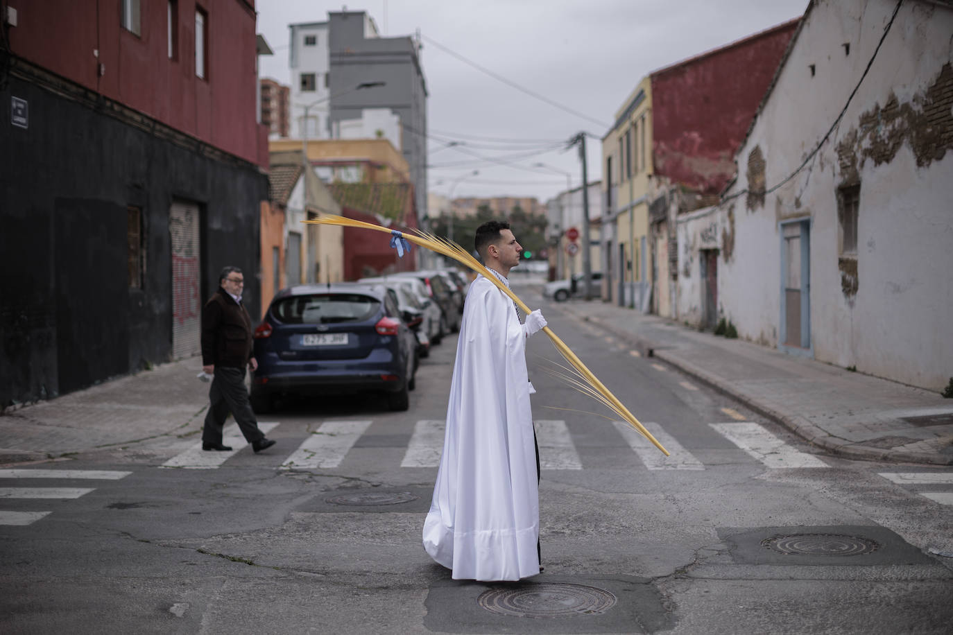 Las cofradías de la Semana Santa de los poblados marítimos de Valencia participan en las procesiones del Domingo de Ramos. 