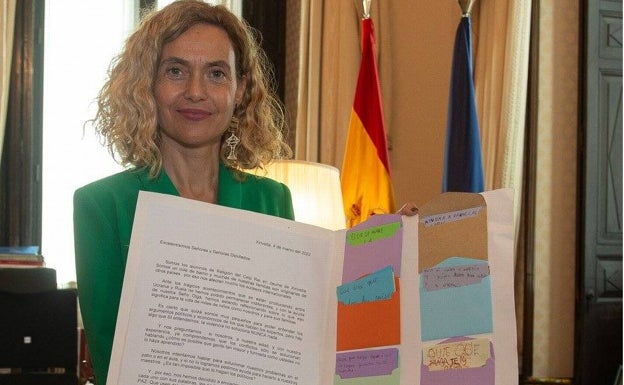 Imagen principal - Meritxell Batet muestra la carta. 