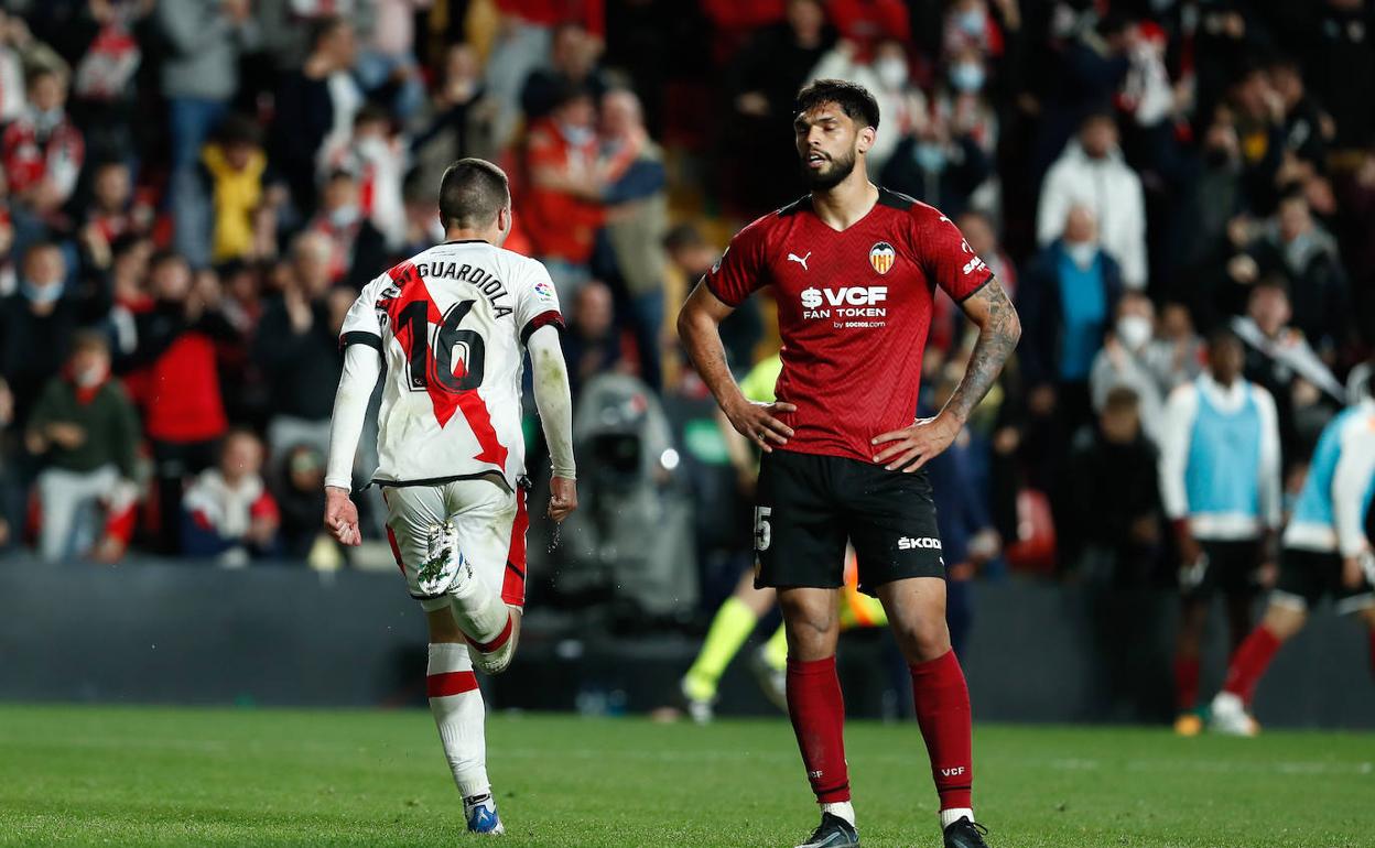 Sergi Guardiola celebra el gol del empate del Rayo ante Omar Alderete. 