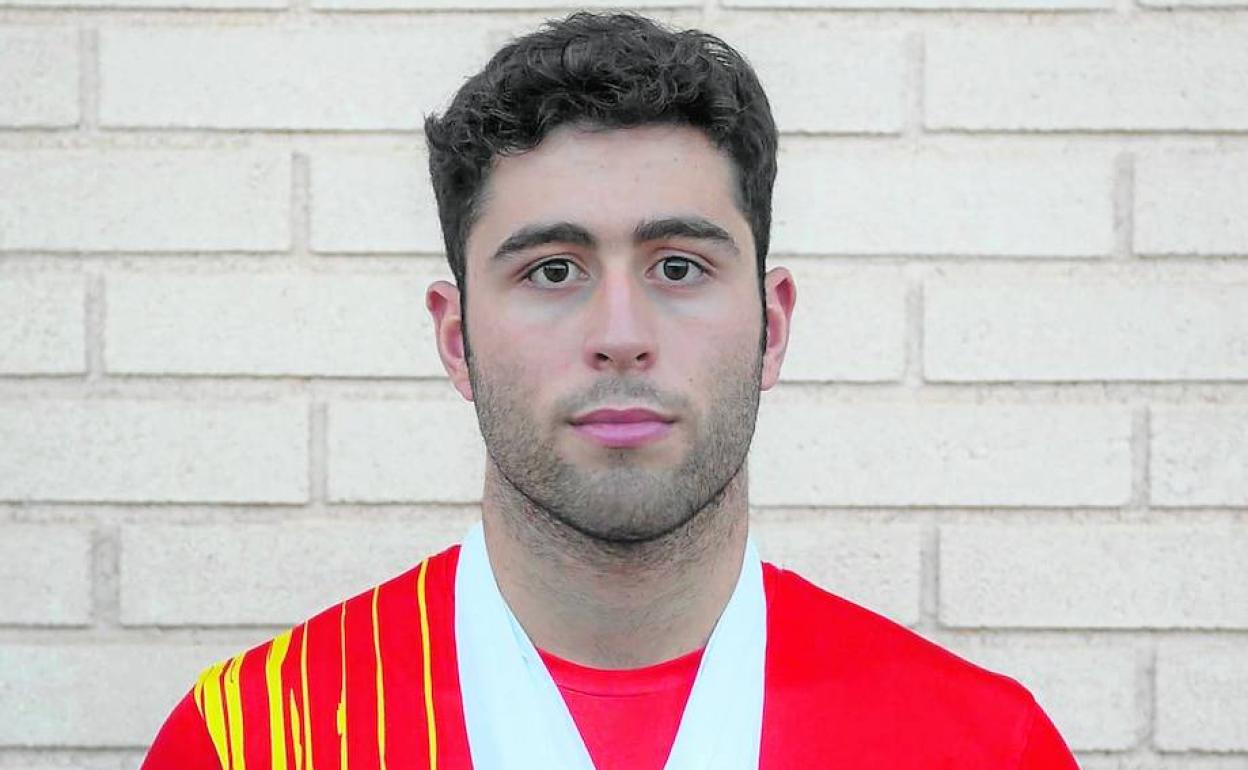 Miguel Ángel Valiente, posando orgulloso con las siete medallas obtenidas en el pasado Mundial de Natación