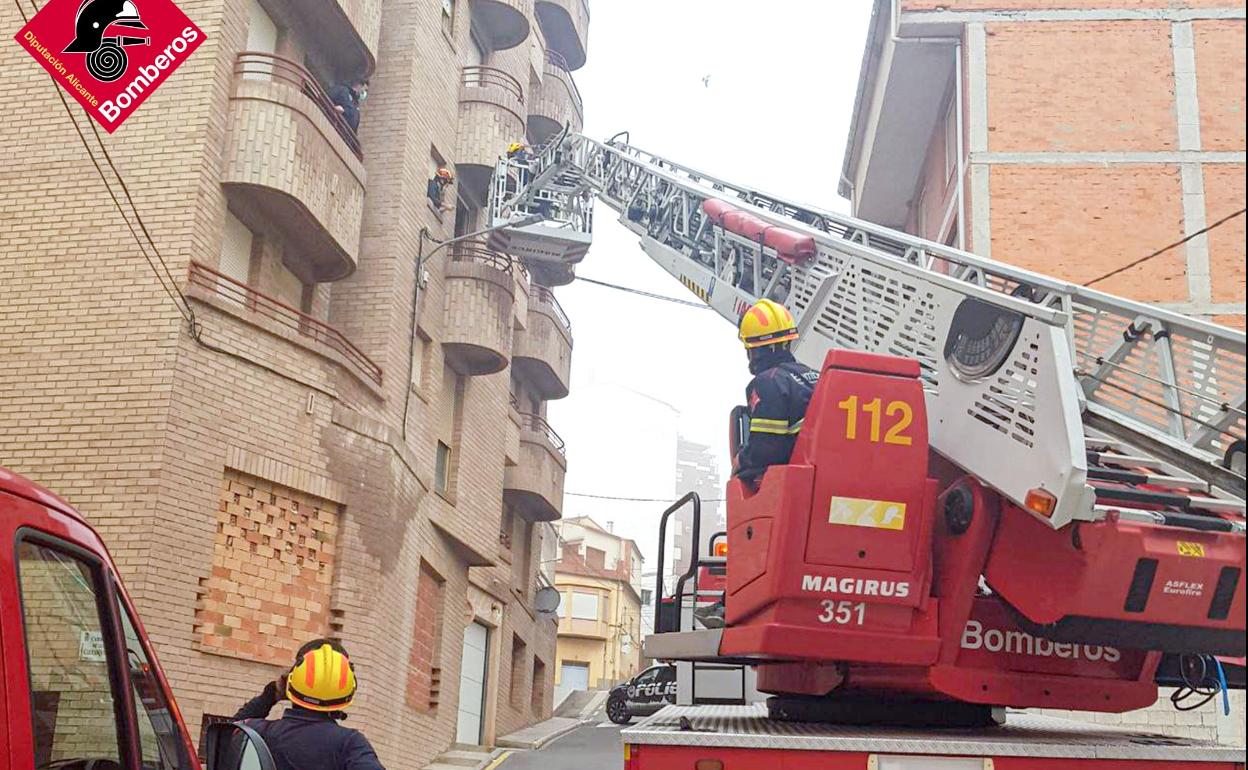 La puerta de la habitación estaba atrancada, lo que obligó al acceso por el balcón. 