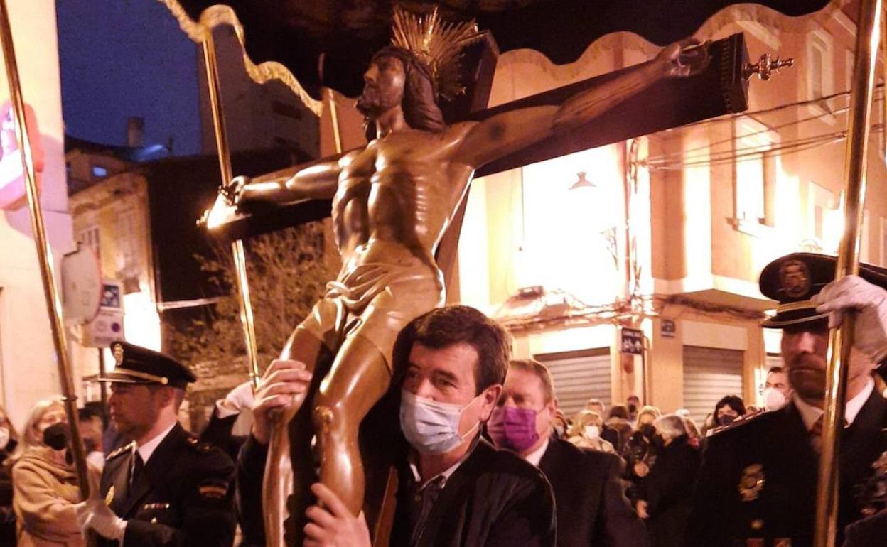 Fernando Giner, portavoz de Ciudadanos en el Ayuntamiento de Valencia, con el Cristo de los Afligidos. 