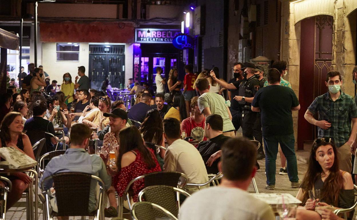 Terrazas de bares en una zona de ocio de Valencia. 