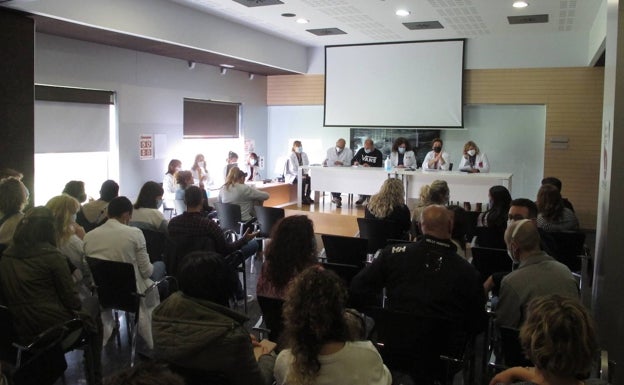 Momentos previos al inicio de la asamblea celebrada este martes en el Hospital de Dénia. 