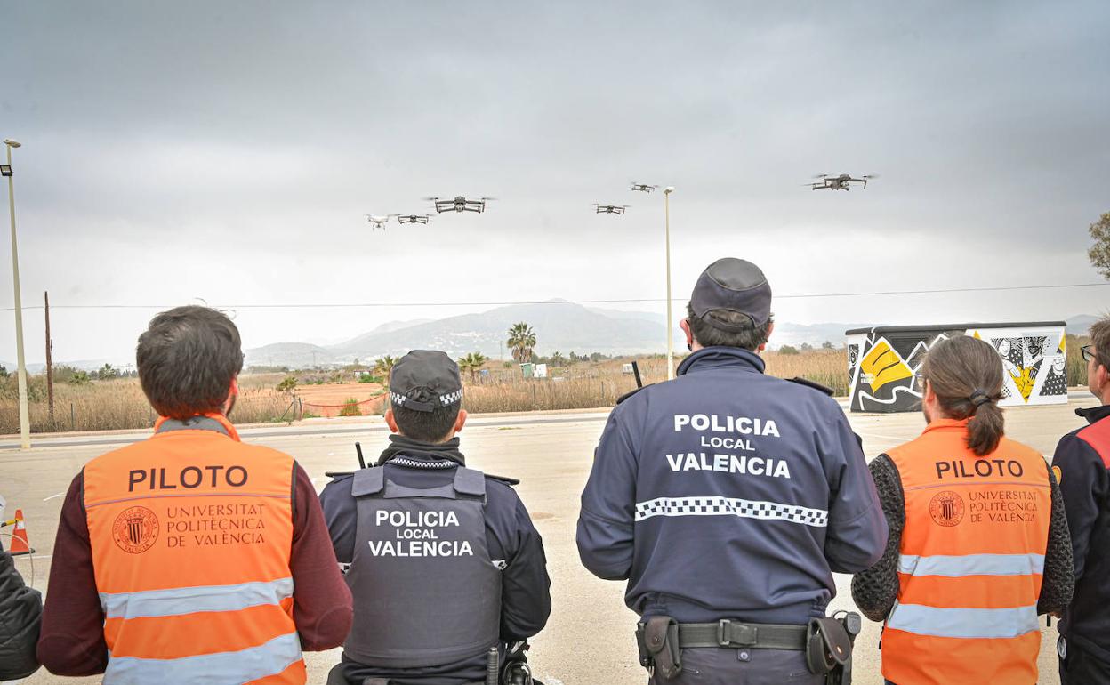 Pilotos participantes en el vuelo organizado este martes en Puçol. 