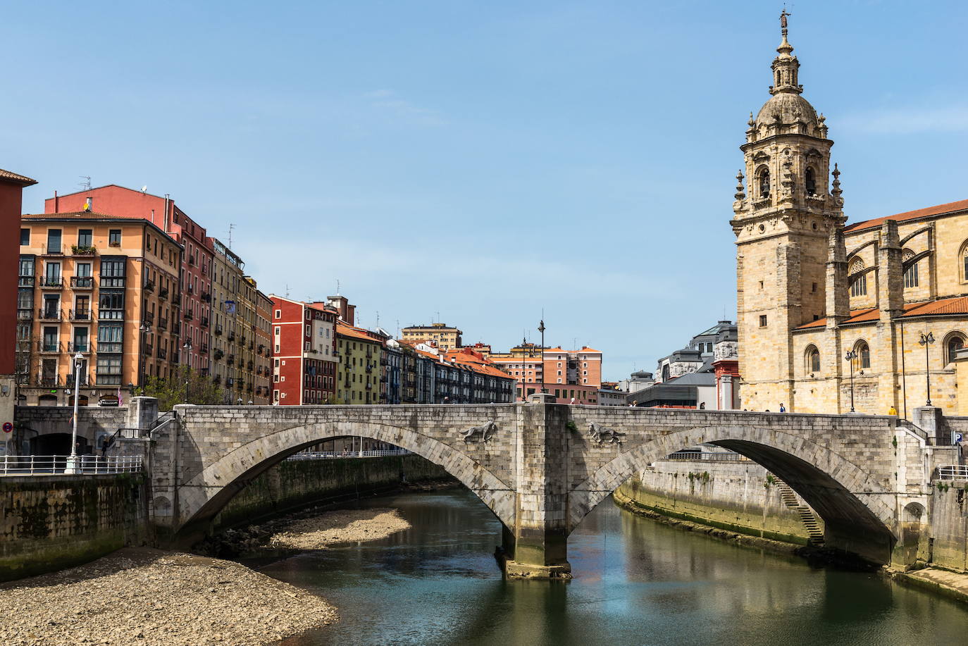 Bilbao (Diseño) | Bilbao ha experimentado grandes transformaciones sociales, culturales y económicas. La creatividad es el eje central en su estrategia de desarrollo y, por ello, se ha convertido en un referente en el ámbito de la arquitectura, el diseño industrial y las nuevas tecnologías. Como Ciudad Creativa prevé promover políticas urbanas orientadas al diseño, albergar eventos internacionales e integrar objetivos en relación con las industrias culturales. Combina a la perfección lo típico de una localidad urbana con señas de identidad propias.
