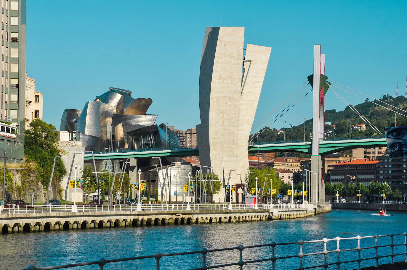 Bilbao (Diseño) | Bilbao ha experimentado grandes transformaciones sociales, culturales y económicas. La creatividad es el eje central en su estrategia de desarrollo y, por ello, se ha convertido en un referente en el ámbito de la arquitectura, el diseño industrial y las nuevas tecnologías. Como Ciudad Creativa prevé promover políticas urbanas orientadas al diseño, albergar eventos internacionales e integrar objetivos en relación con las industrias culturales. Combina a la perfección lo típico de una localidad urbana con señas de identidad propias.6