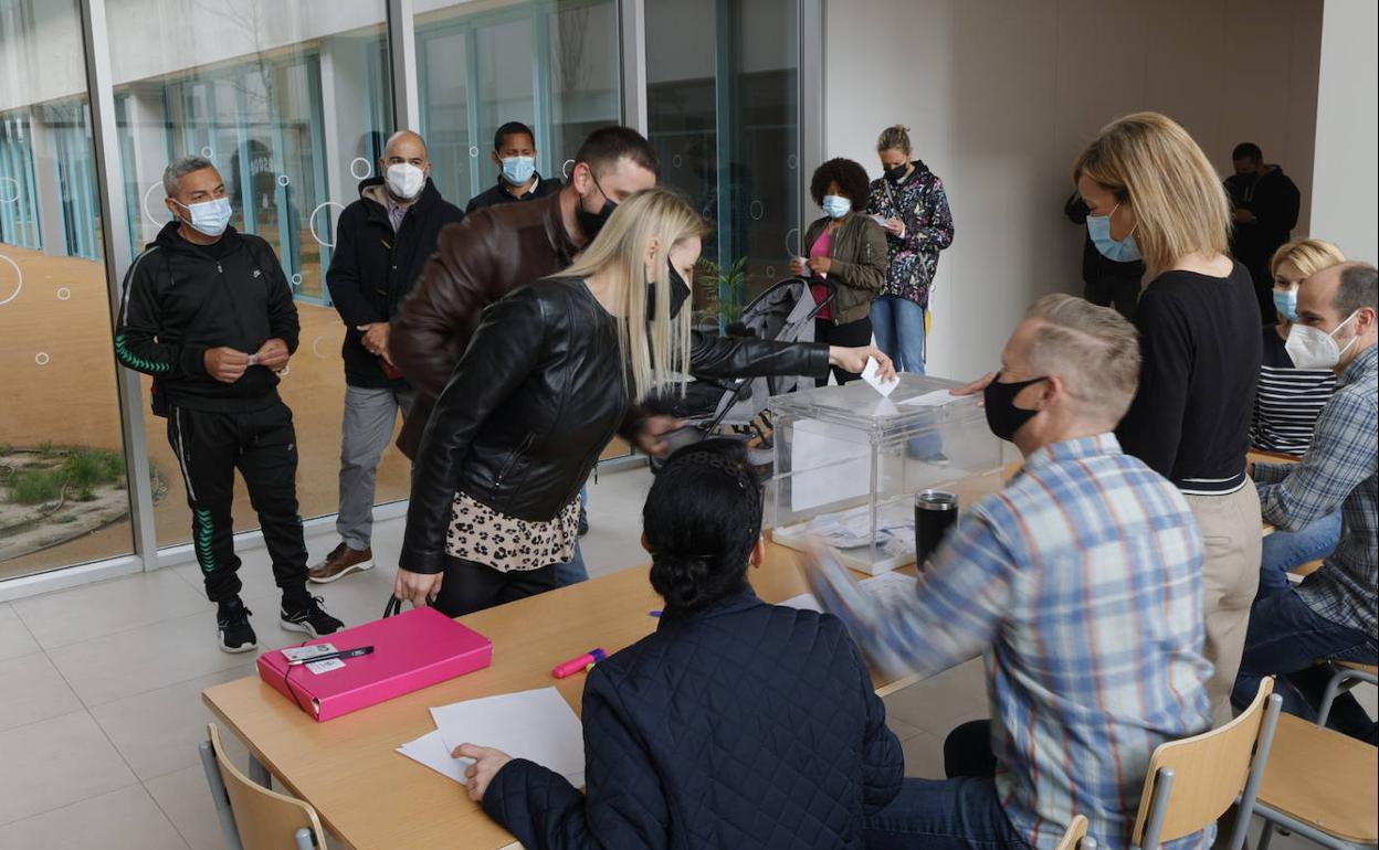 Votación en el Ceip Les Arts de Valencia, el pasado lunes. 