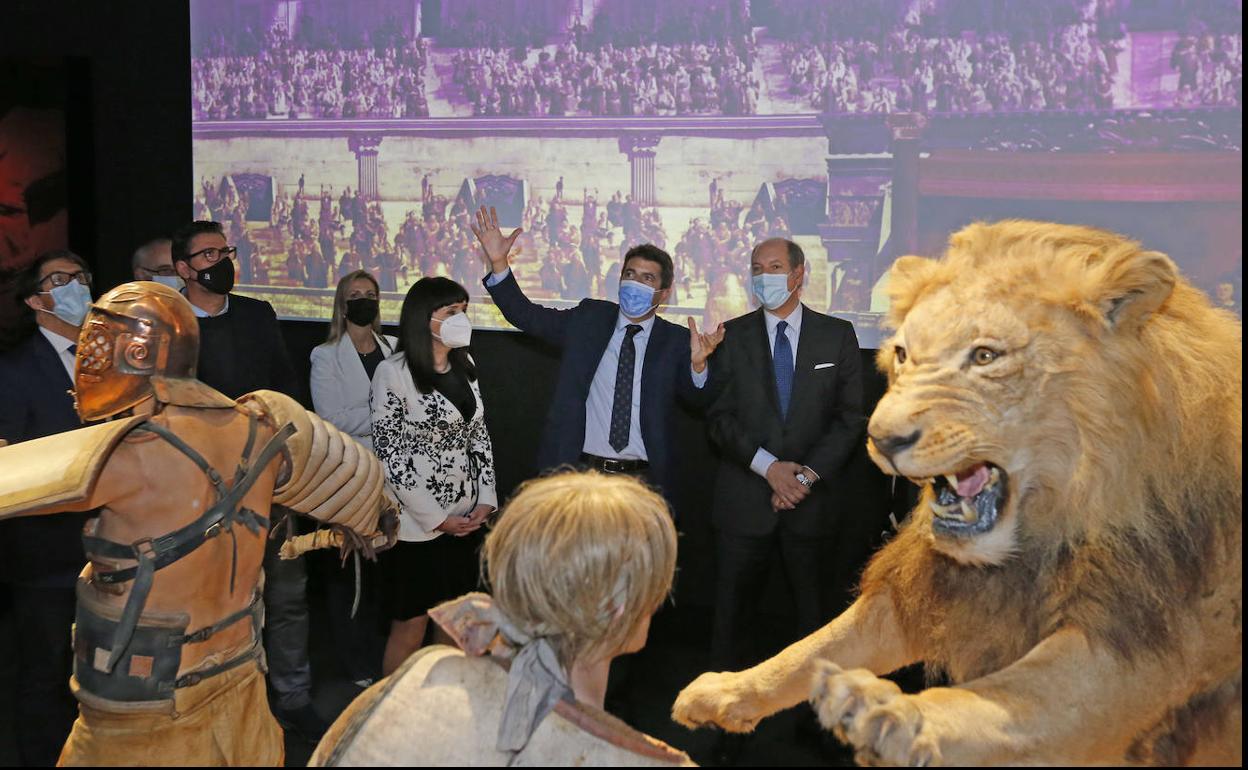 El presidente de la Diputación de Alicante, Carlos Mazón y el embajador de la República de Italia en España, Riccardo Guariglia, durante la inauguración. 