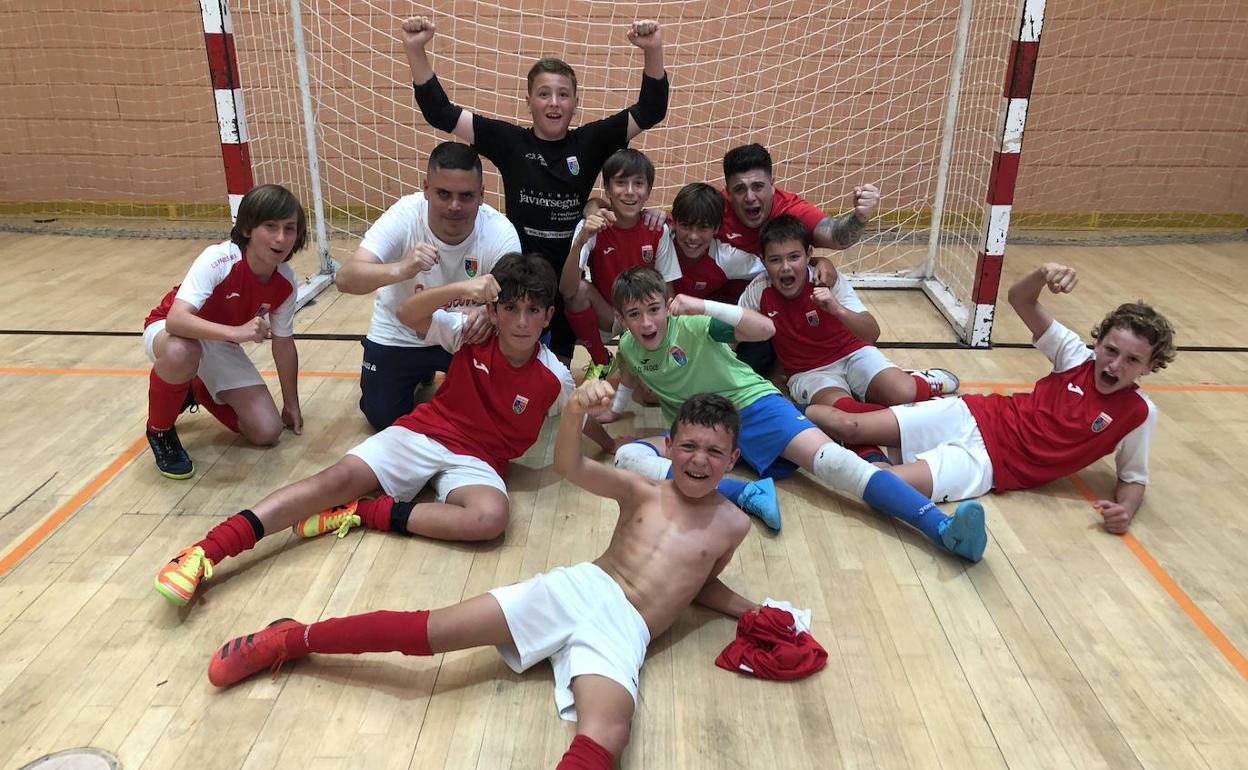 El conjunto alevín del Paidos Dénia celebrando el título de campeón provincial. 