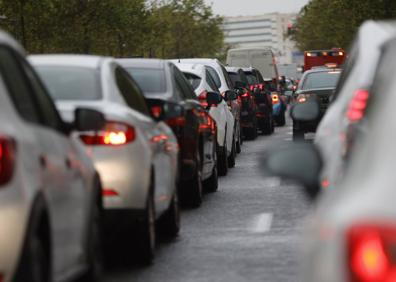 Imagen secundaria 1 - Dispositivo policial y colas a la salida de Valencia, este miércoles.