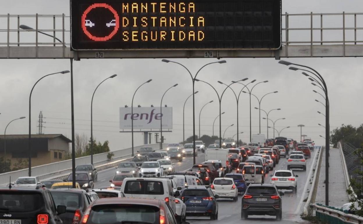 Salida de vehículos en la operación salida de esta Semana Santa, este miércoles. 